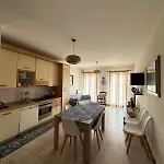 Con Garage شقة